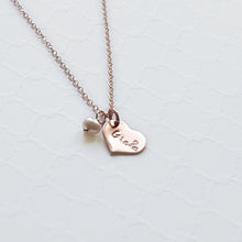 Load image into Gallery viewer, custom tiny heart name necklace in rose  gold with freshwater pearl