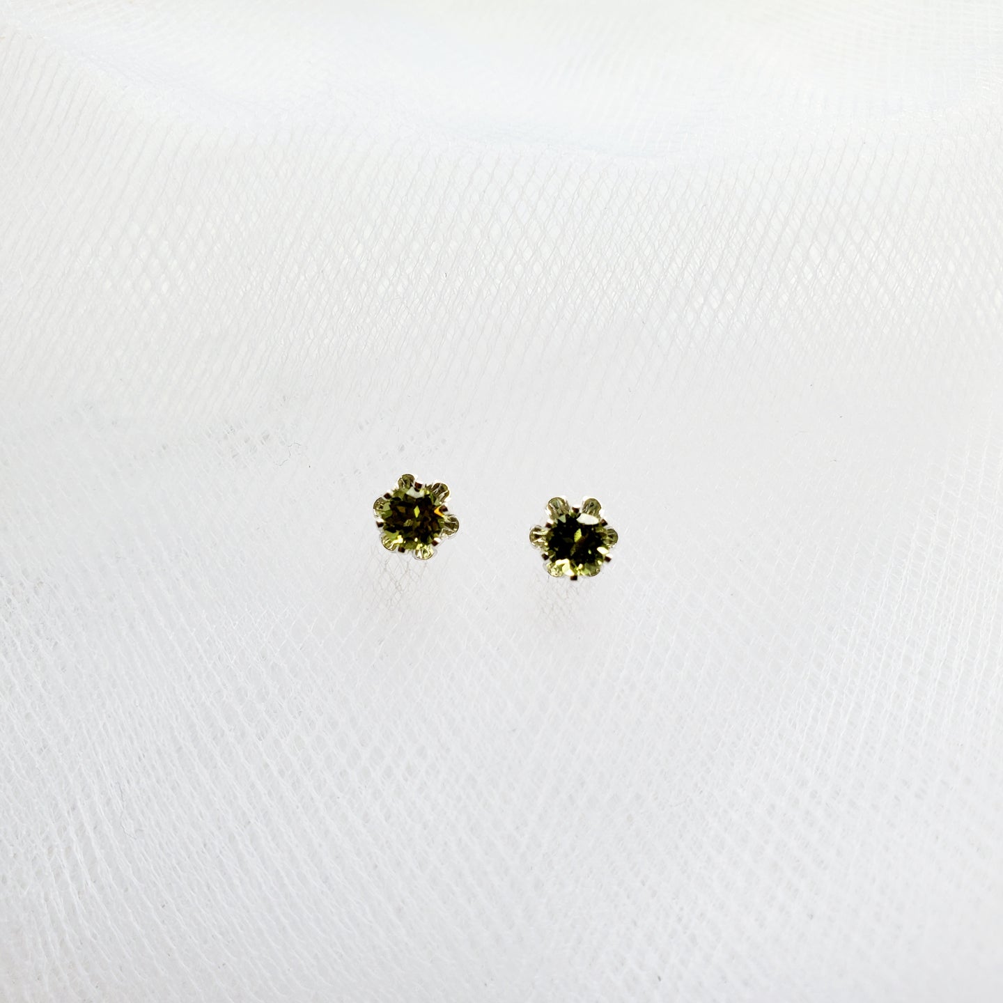 sterling silver buttercup setting stud birthstone earrings with peridots